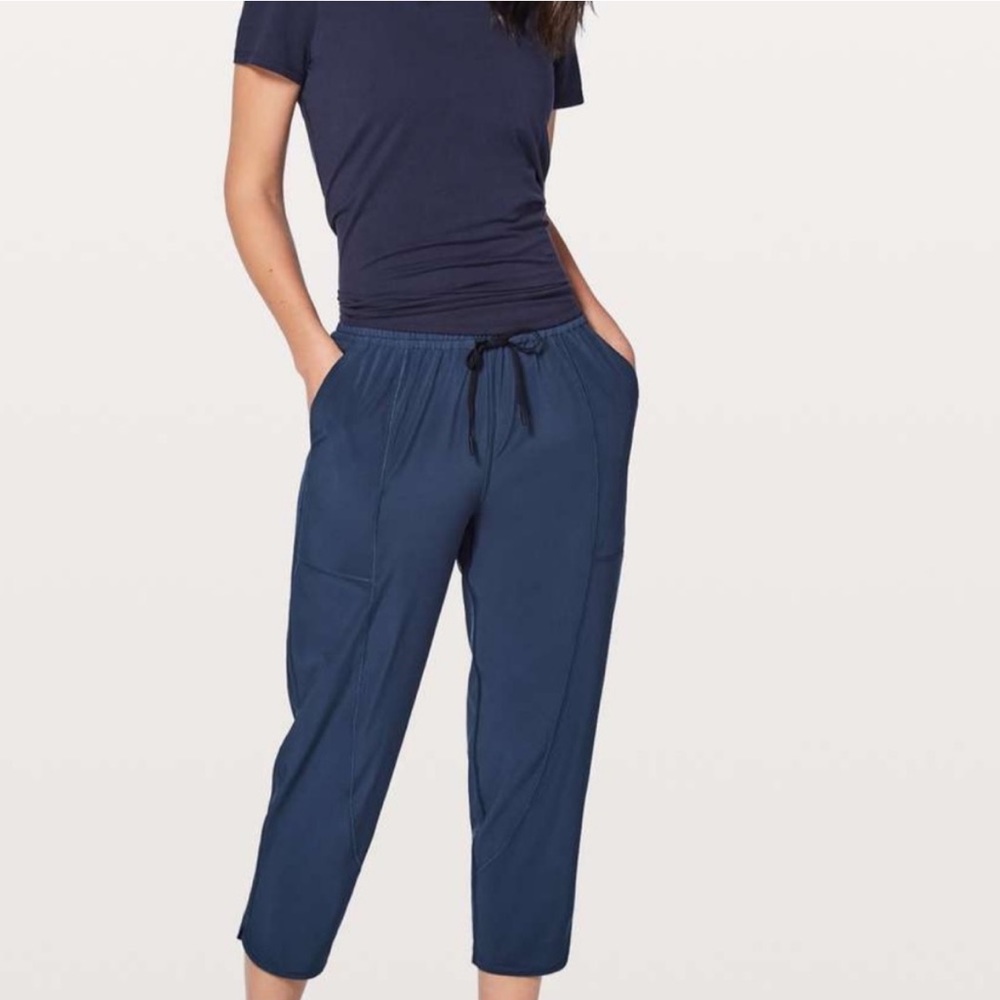 Lululemon Navy Final Play Crop 23” Joggers Pants Size 8
Lightweight